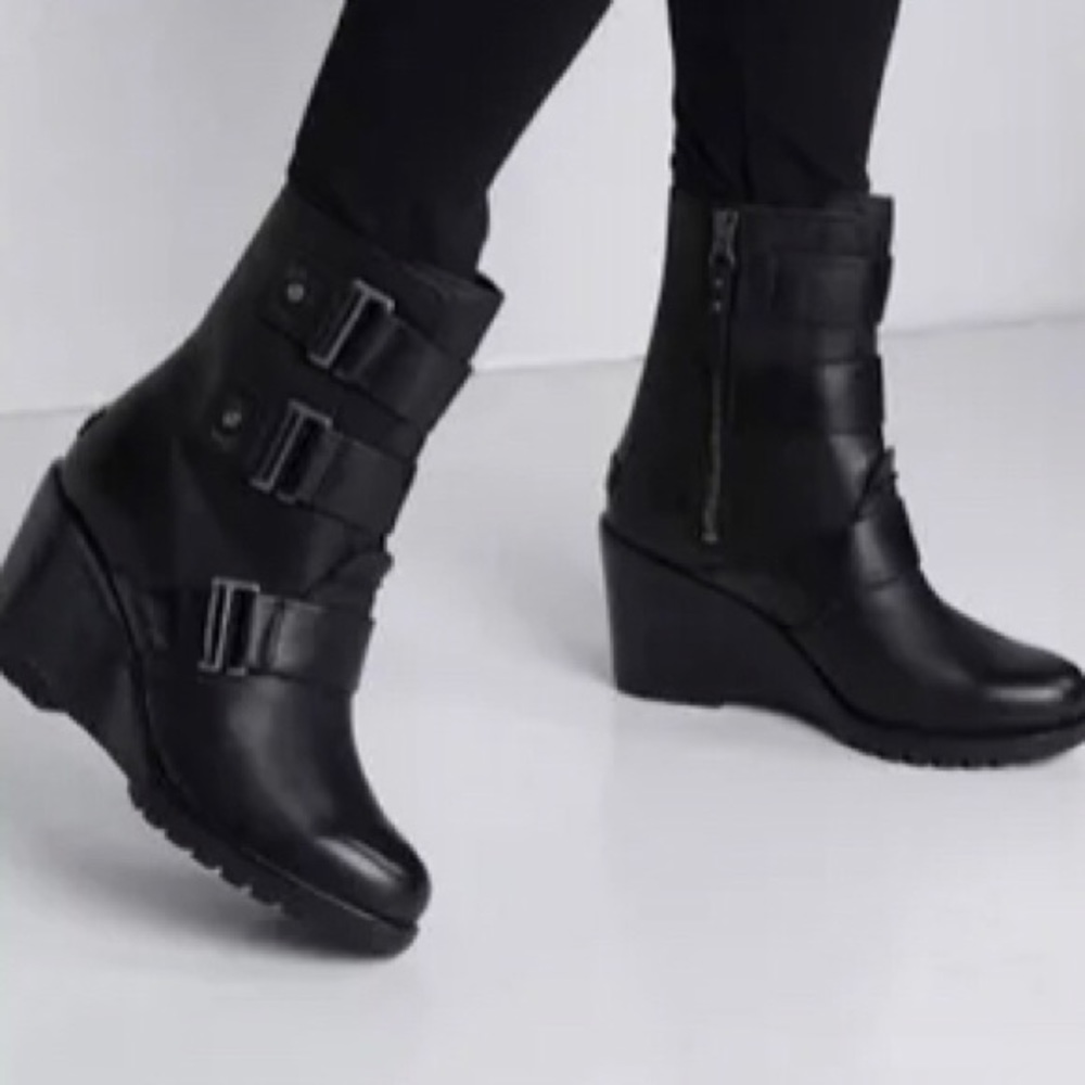 Gorgeous nearly new (worn twice) sorel after hours leather buckle boot